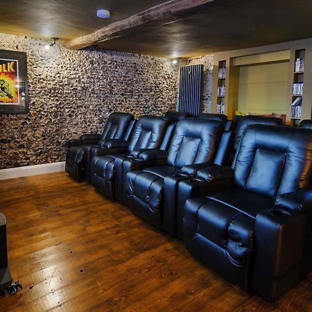 Huge Deluxe 600 Year Old Essex Manor, Hot Tub, Cinema Room, Sky Tv 萨弗伦沃尔登 外观 照片