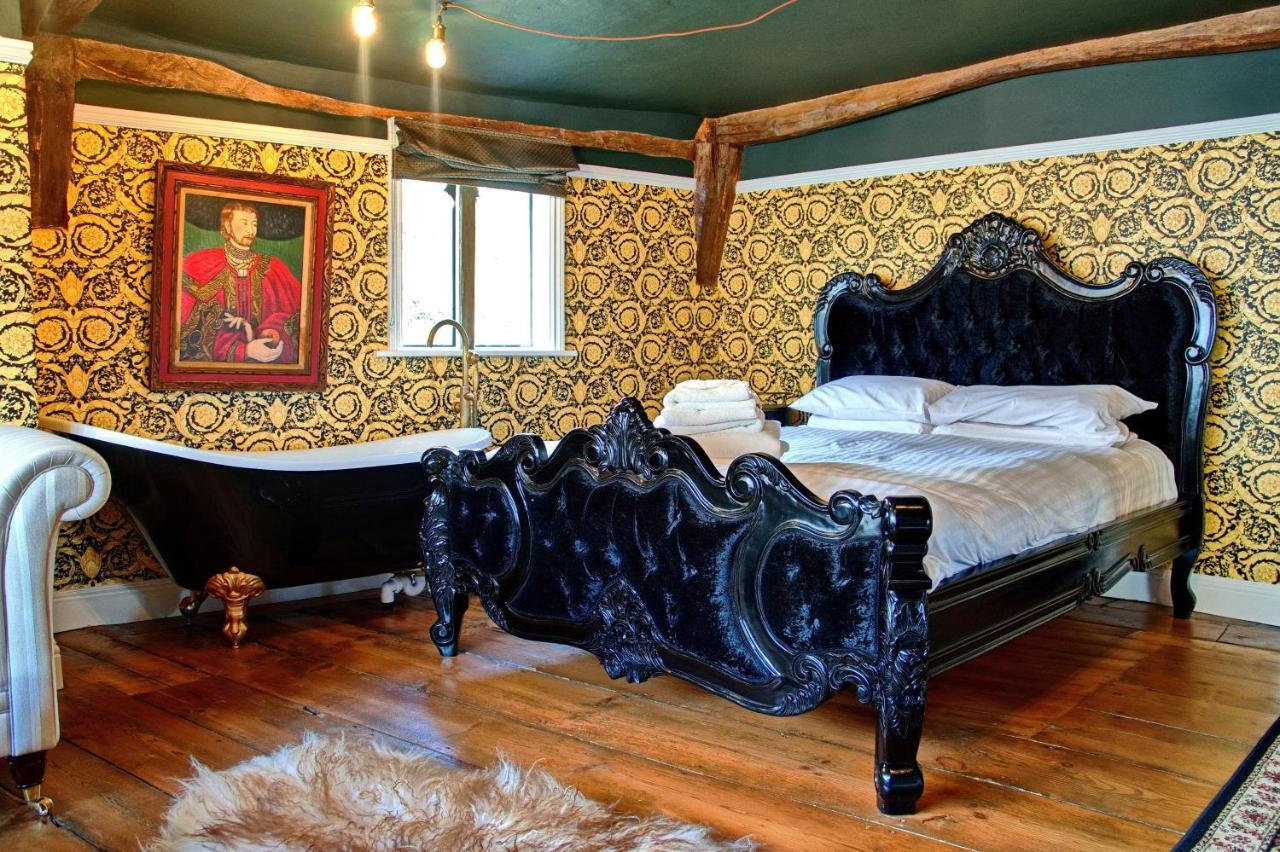 Huge Deluxe 600 Year Old Essex Manor, Hot Tub, Cinema Room, Sky Tv 萨弗伦沃尔登 外观 照片