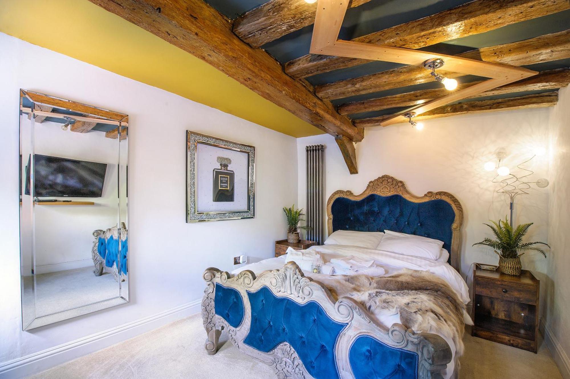 Huge Deluxe 600 Year Old Essex Manor, Hot Tub, Cinema Room, Sky Tv 萨弗伦沃尔登 外观 照片