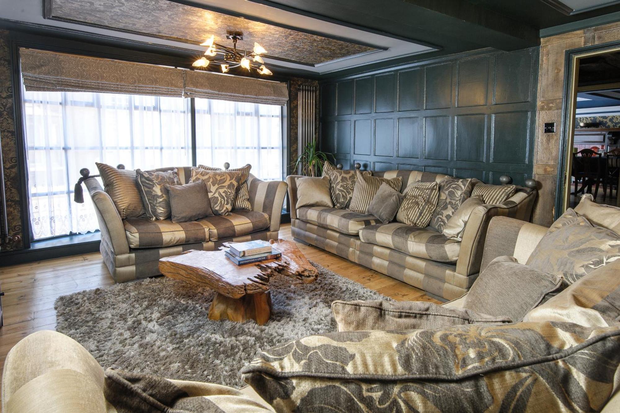 Huge Deluxe 600 Year Old Essex Manor, Hot Tub, Cinema Room, Sky Tv 萨弗伦沃尔登 外观 照片