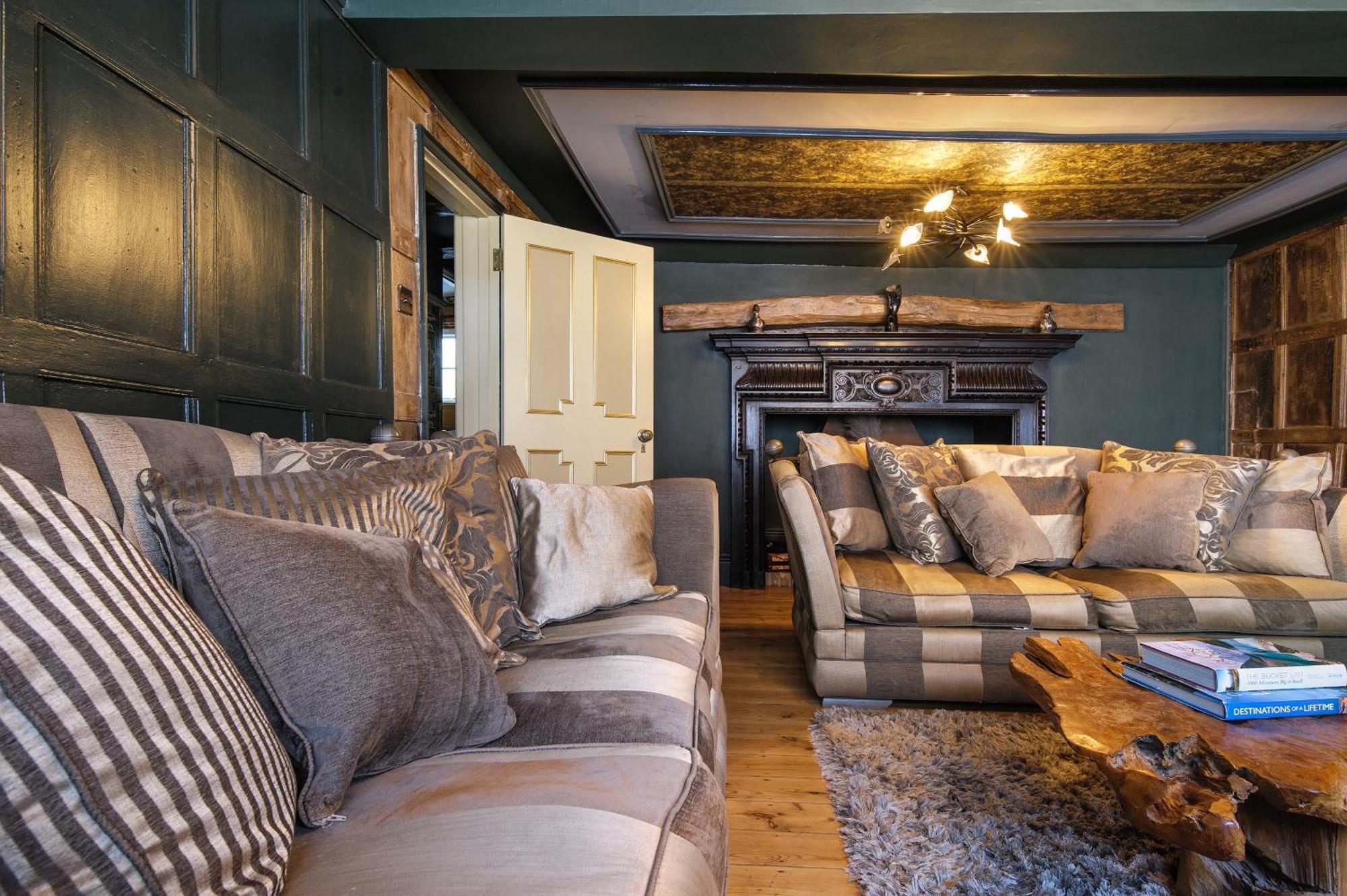 Huge Deluxe 600 Year Old Essex Manor, Hot Tub, Cinema Room, Sky Tv 萨弗伦沃尔登 外观 照片