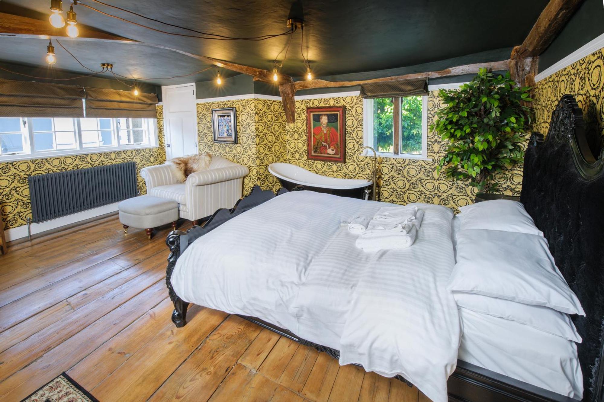 Huge Deluxe 600 Year Old Essex Manor, Hot Tub, Cinema Room, Sky Tv 萨弗伦沃尔登 外观 照片