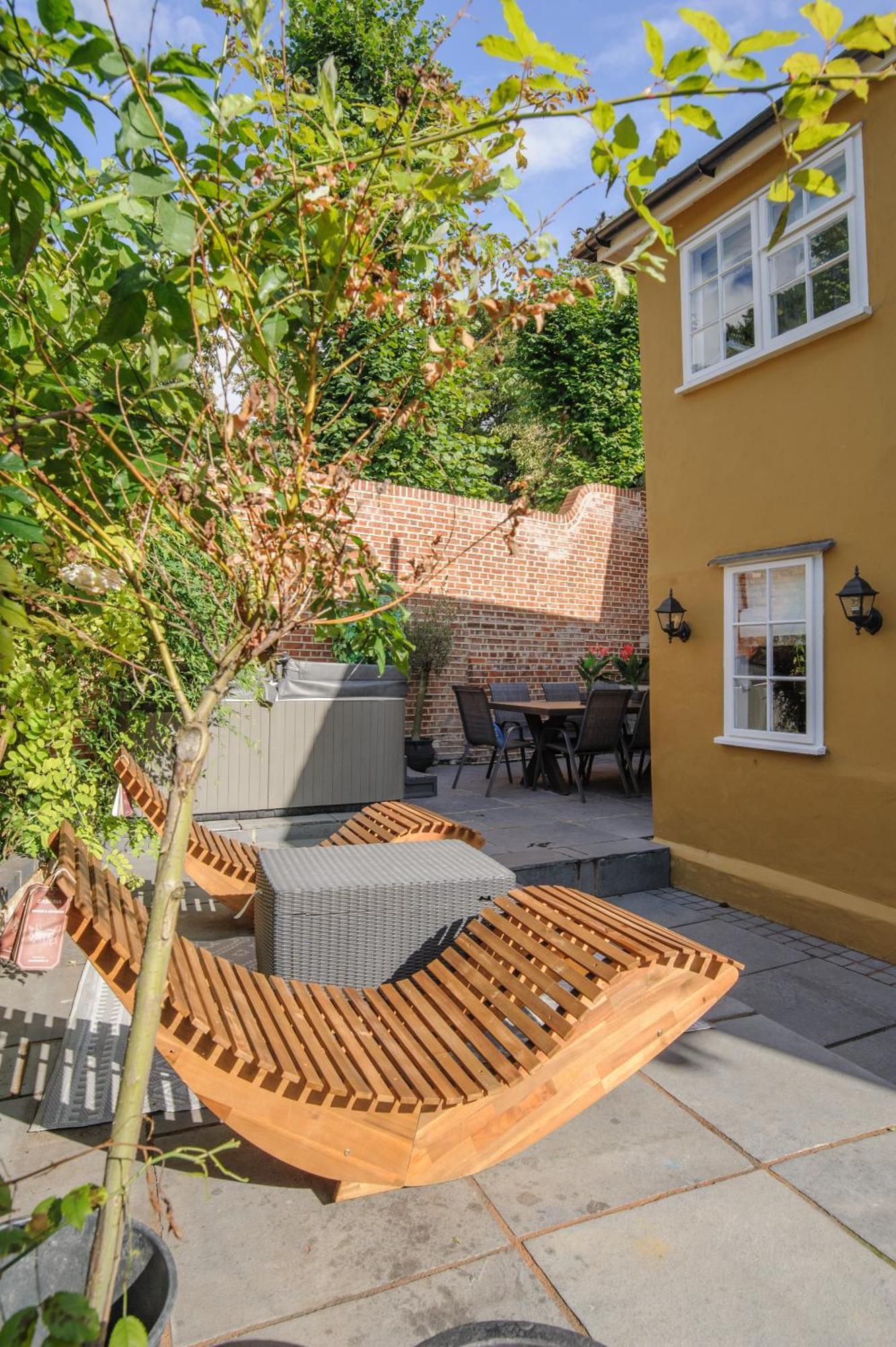Huge Deluxe 600 Year Old Essex Manor, Hot Tub, Cinema Room, Sky Tv 萨弗伦沃尔登 外观 照片