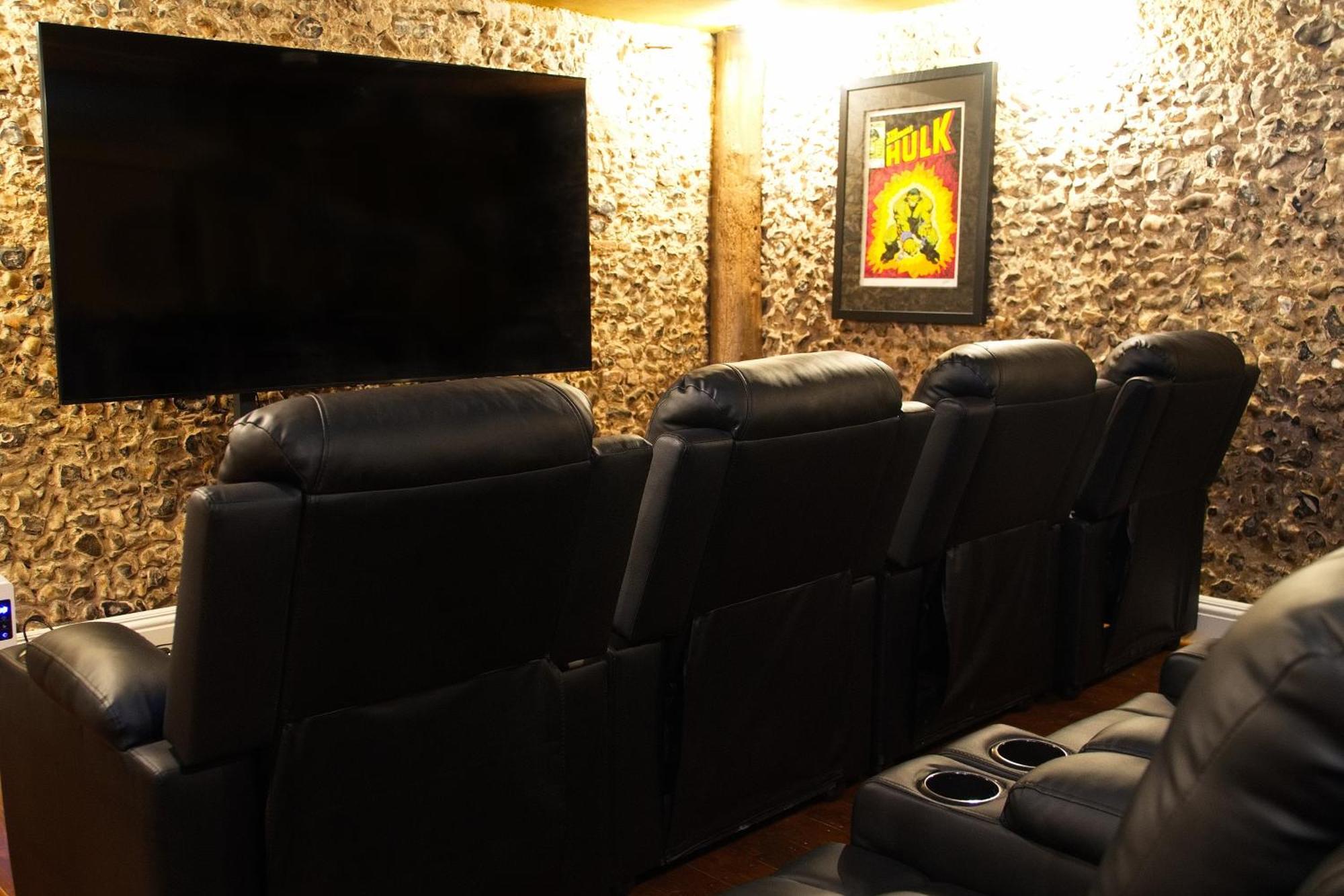 Huge Deluxe 600 Year Old Essex Manor, Hot Tub, Cinema Room, Sky Tv 萨弗伦沃尔登 外观 照片