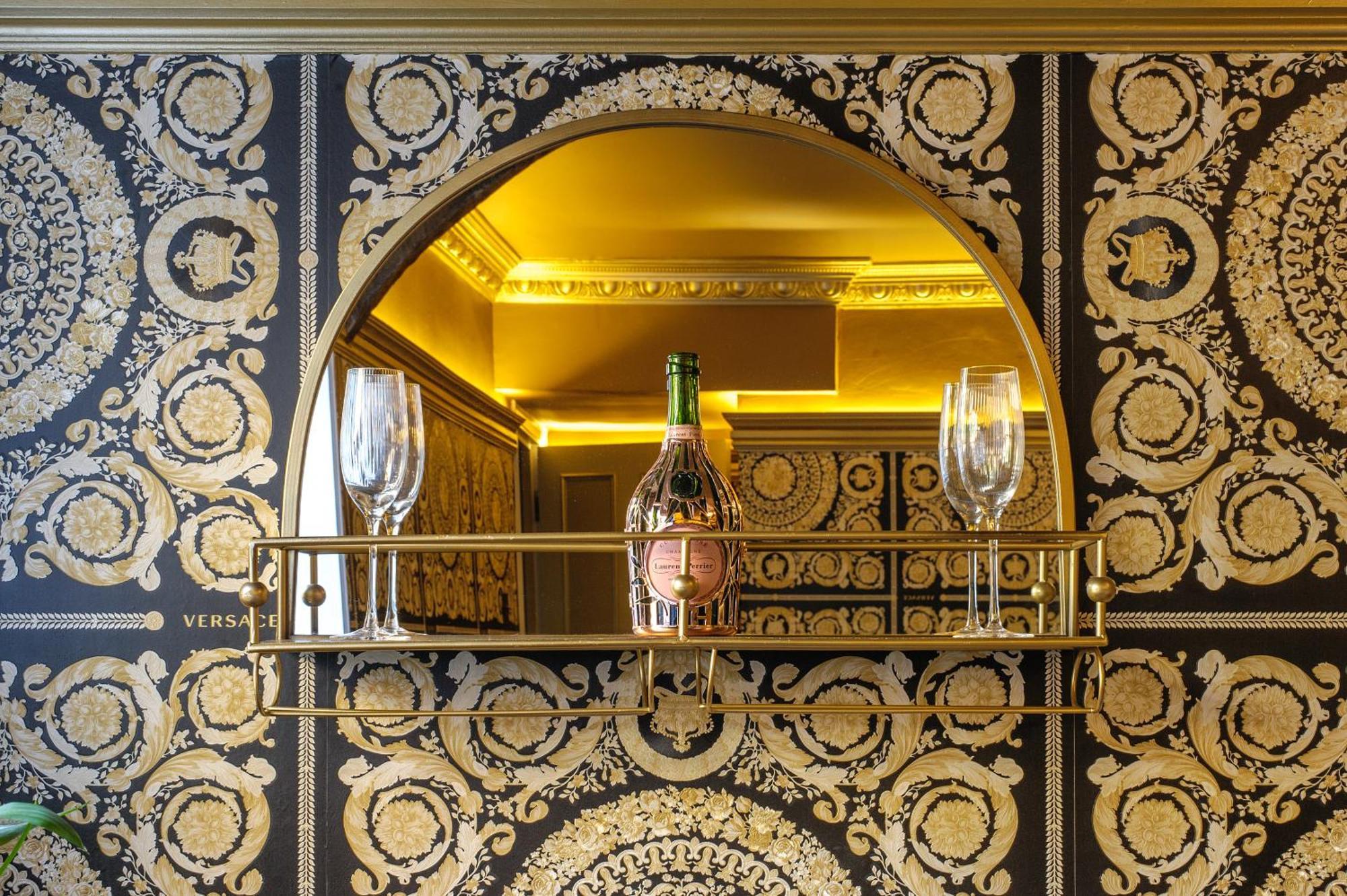 Huge Deluxe 600 Year Old Essex Manor, Hot Tub, Cinema Room, Sky Tv 萨弗伦沃尔登 外观 照片