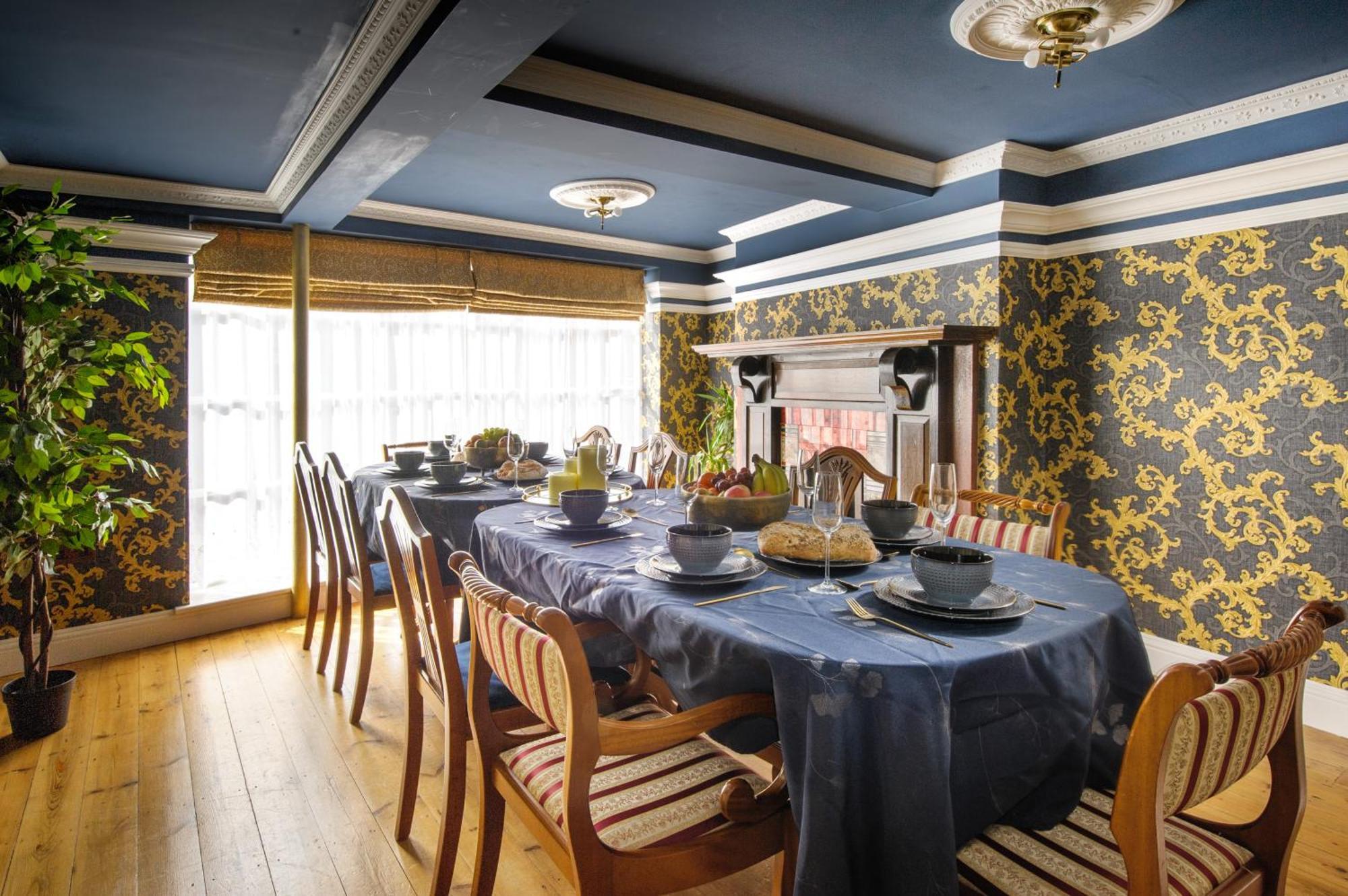 Huge Deluxe 600 Year Old Essex Manor, Hot Tub, Cinema Room, Sky Tv 萨弗伦沃尔登 外观 照片