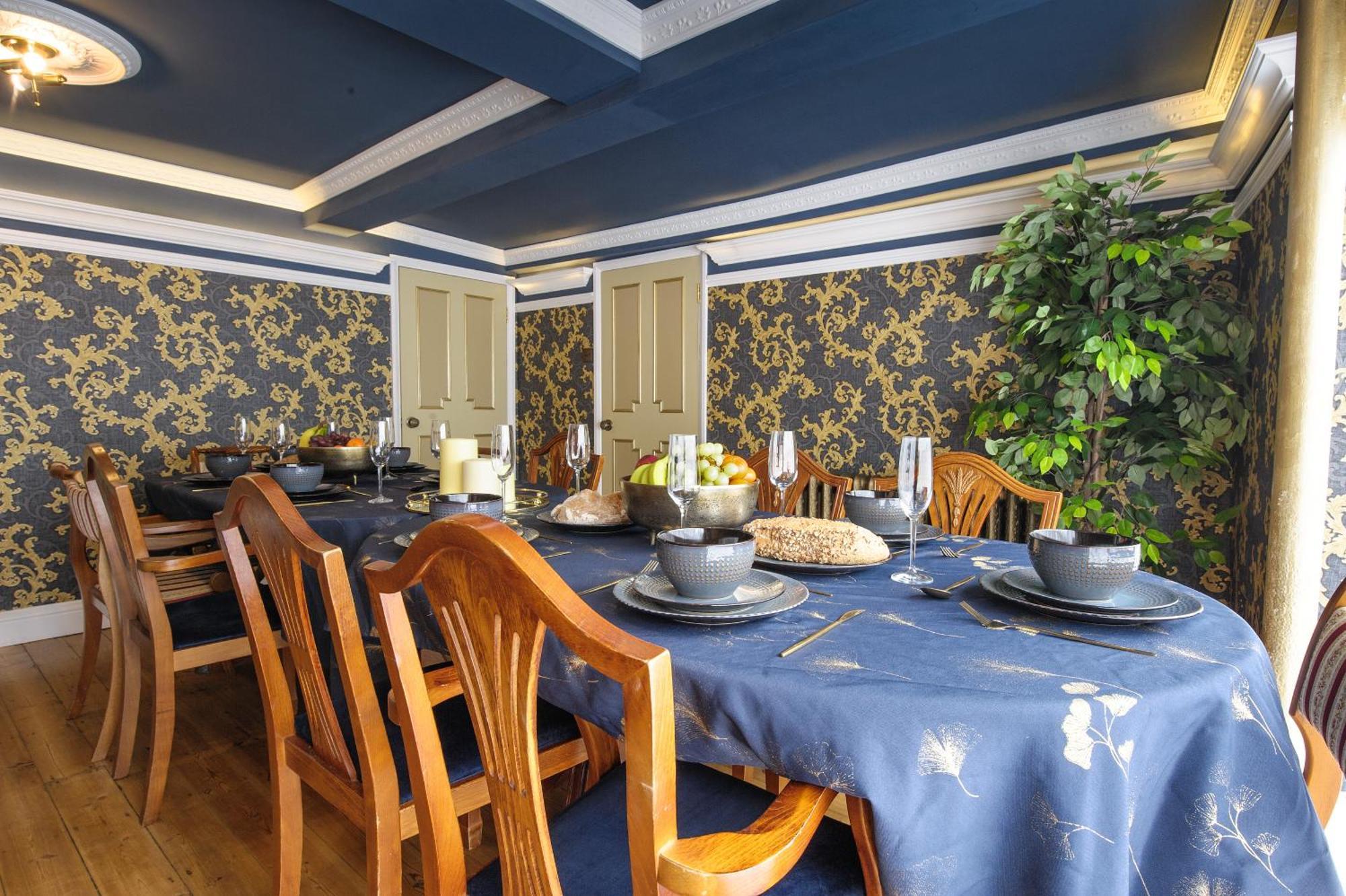 Huge Deluxe 600 Year Old Essex Manor, Hot Tub, Cinema Room, Sky Tv 萨弗伦沃尔登 外观 照片