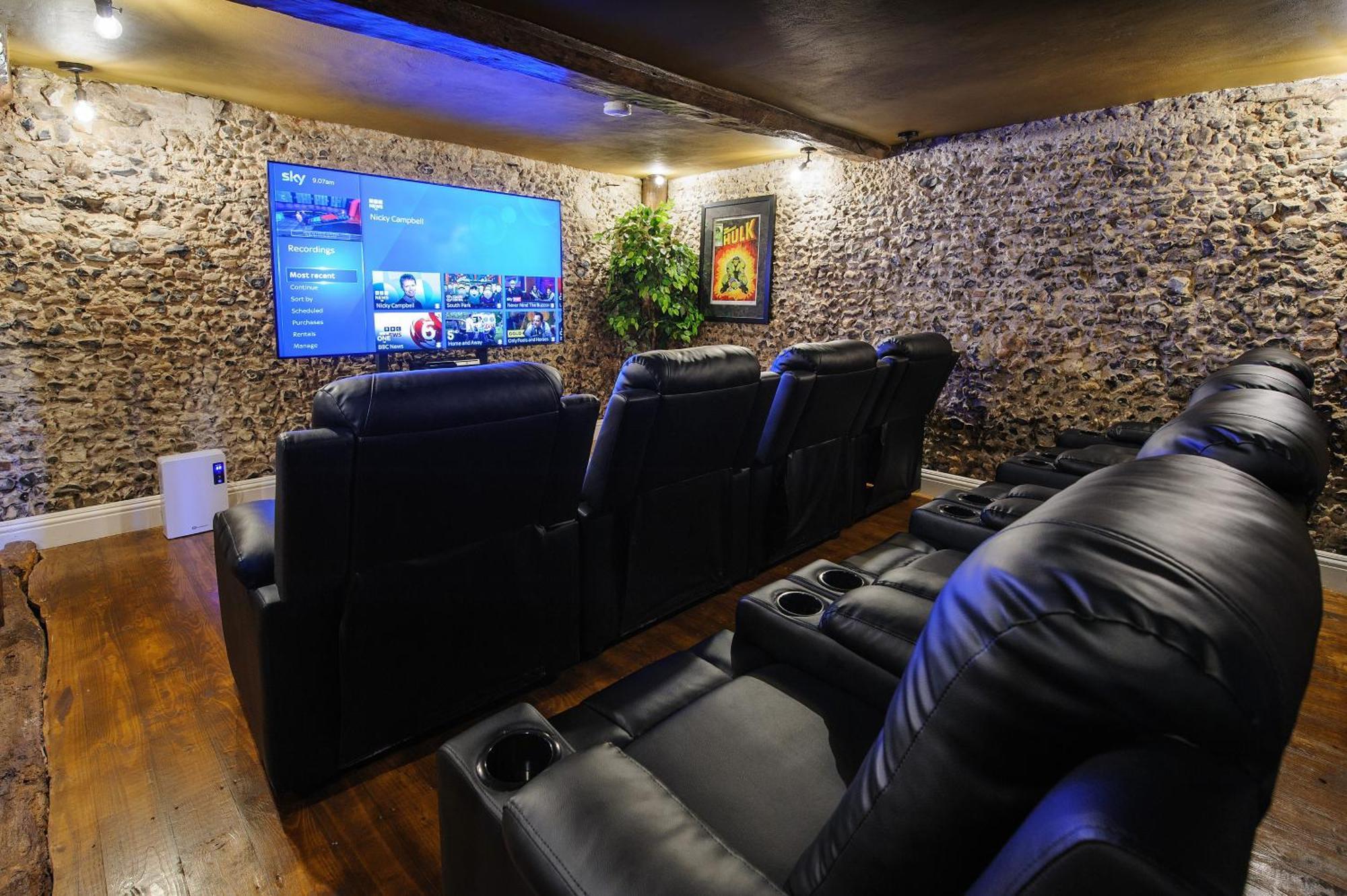 Huge Deluxe 600 Year Old Essex Manor, Hot Tub, Cinema Room, Sky Tv 萨弗伦沃尔登 外观 照片