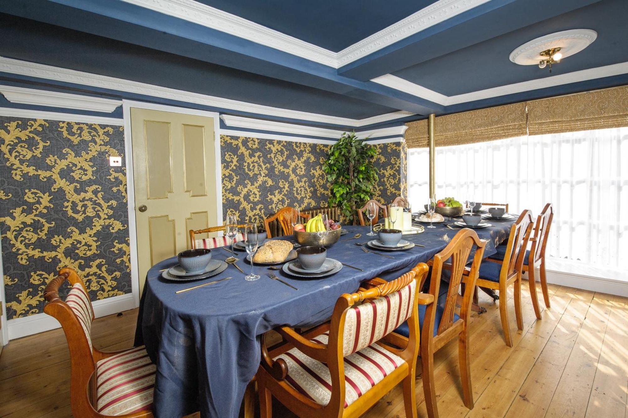 Huge Deluxe 600 Year Old Essex Manor, Hot Tub, Cinema Room, Sky Tv 萨弗伦沃尔登 外观 照片