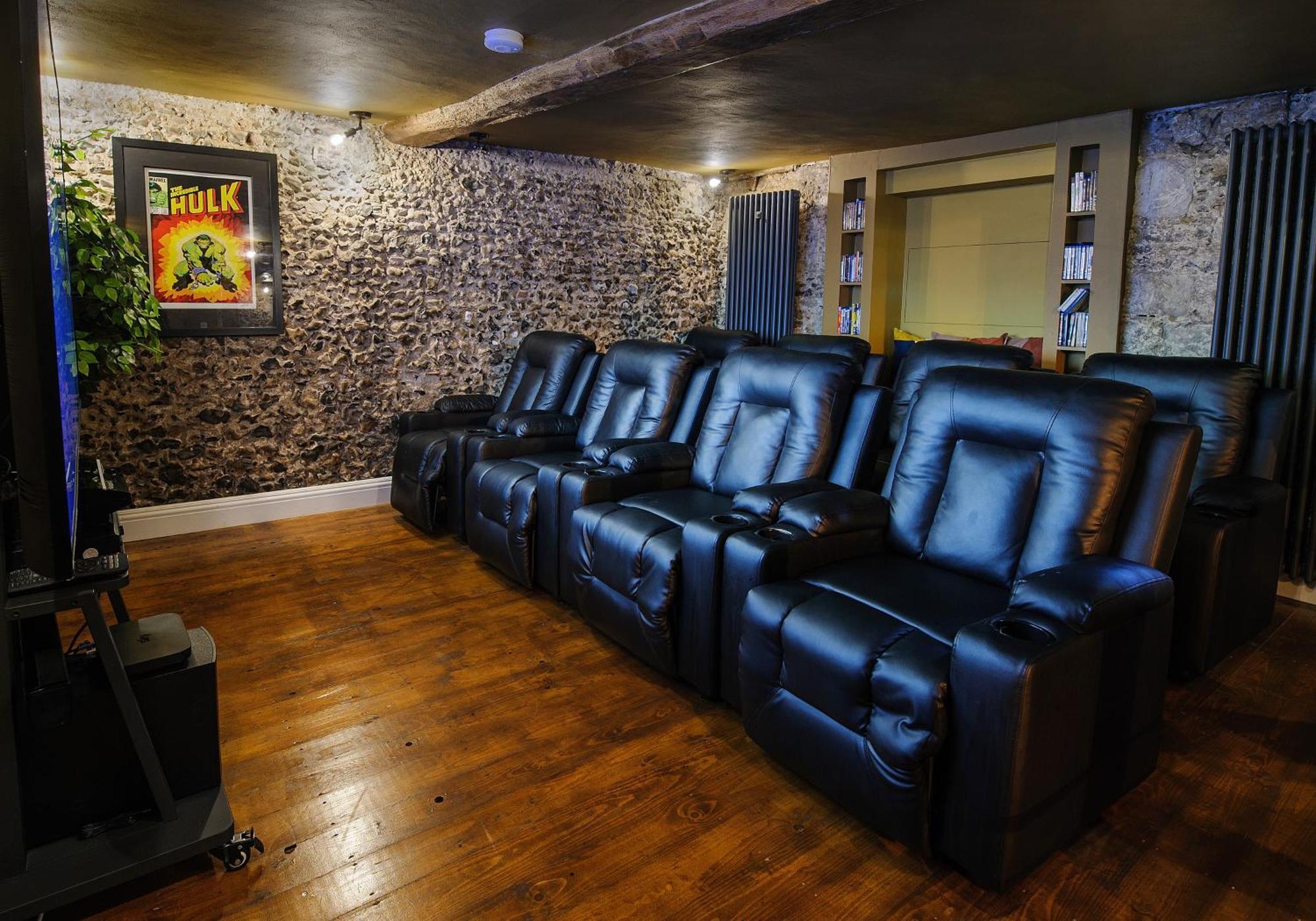 Huge Deluxe 600 Year Old Essex Manor, Hot Tub, Cinema Room, Sky Tv 萨弗伦沃尔登 外观 照片