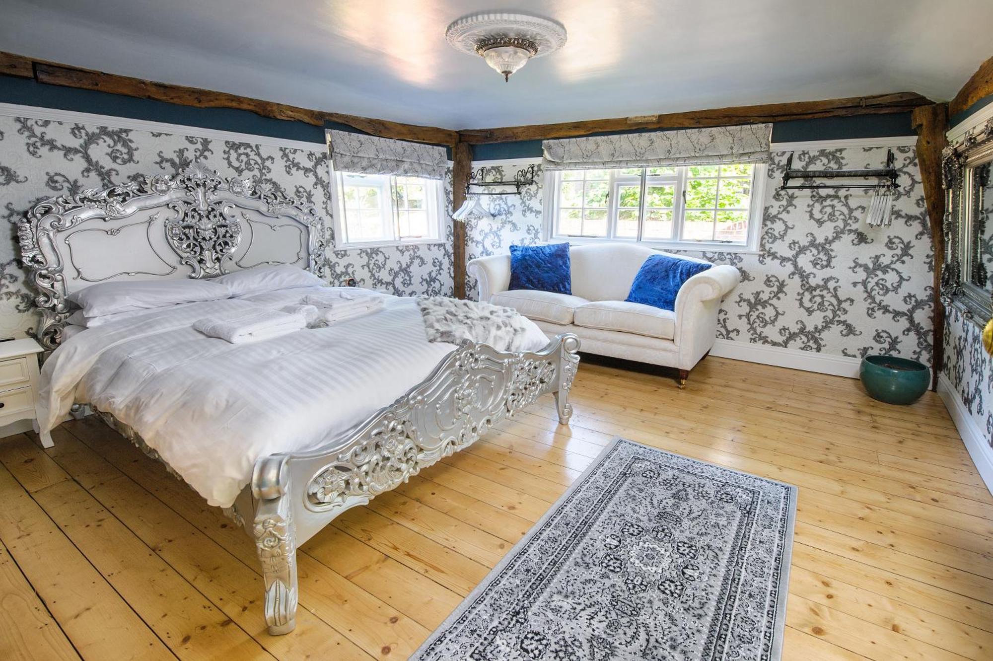 Huge Deluxe 600 Year Old Essex Manor, Hot Tub, Cinema Room, Sky Tv 萨弗伦沃尔登 外观 照片